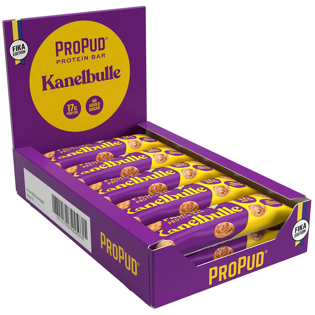 12 x NJIE Propud Proteinbar 55 g Kanelbulle i en lilla displayeske med matchende gule og lilla forpakninger.