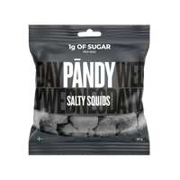 Pändy Candy 50 g Salty Squids i en mørkegrå godtepose som viser de sukrede saltlakrisbitene.
