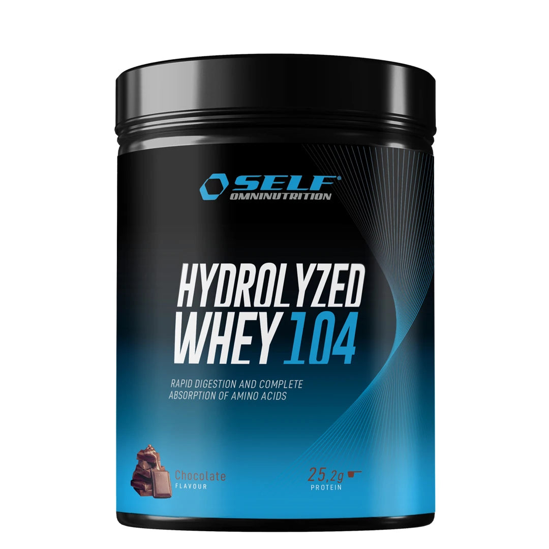 Self Omninutrition Hydrolyzed Whey 104 600 g proteinpulver i en svart boks med blåtonet etikett og sjokoladesmak.
