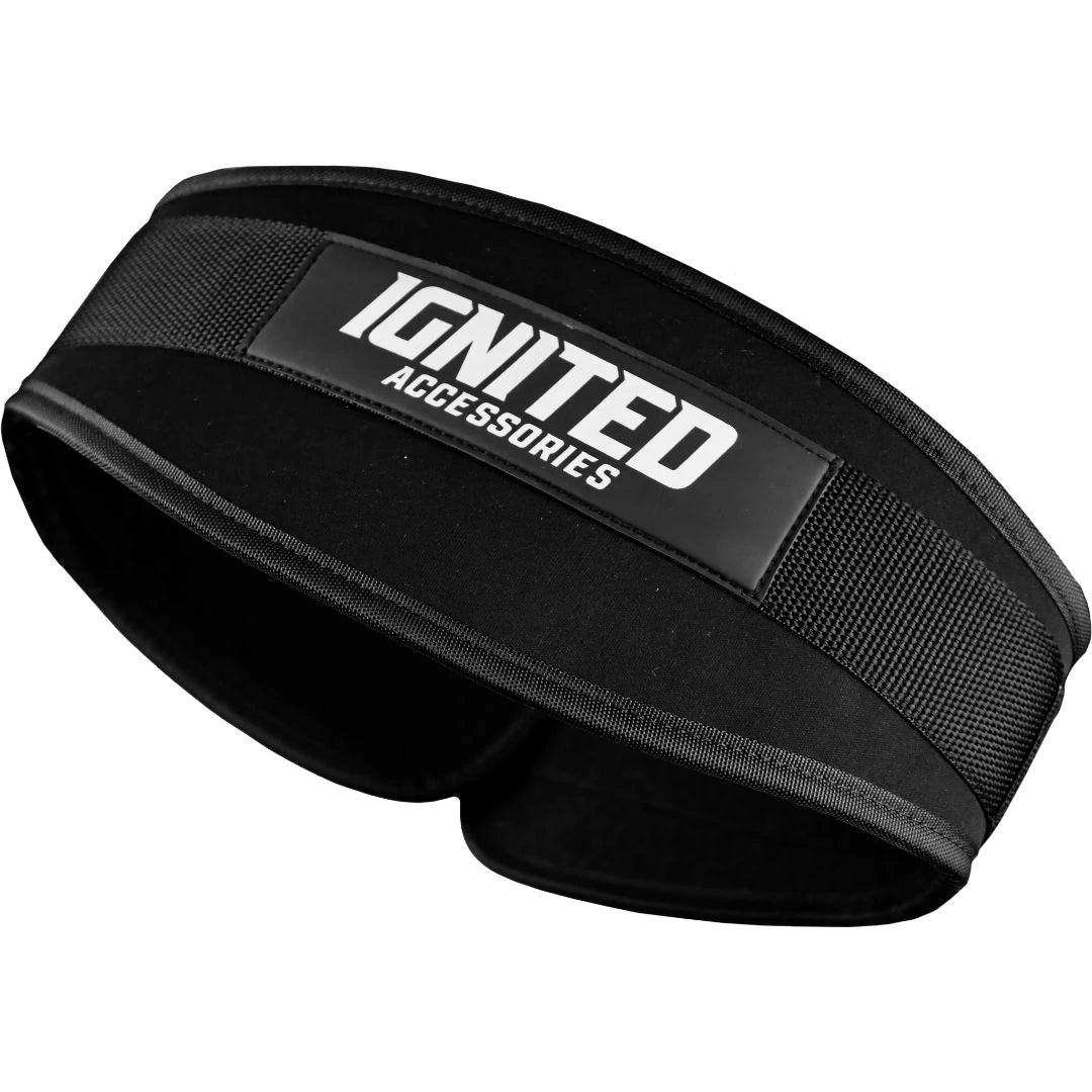Ignited Basic Lifting Belt Black, et svart anatomisk løftebelte i slitesterk nylon med hvit logo for tunge løft.