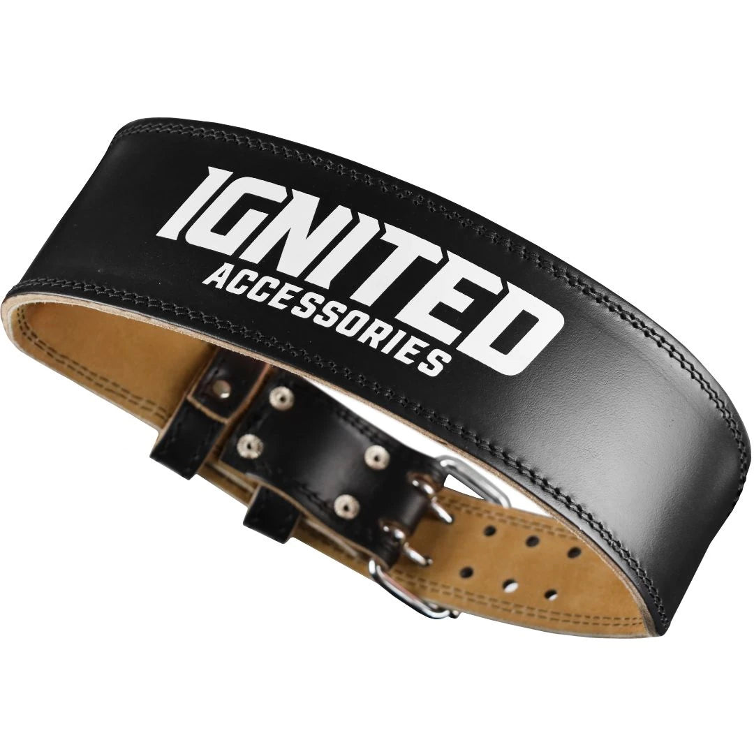Ignited Classic Lifting Belt Black, et svart løftebelte i lær med hvit logo og robust dobbeltkneppet spenne.