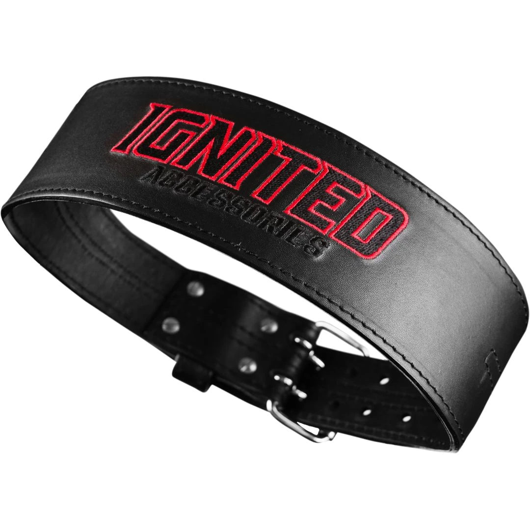 Ignited Premium Lever Belt Black, et svart løftebelte i lær med rød brodert logo og en solid metallspenne.