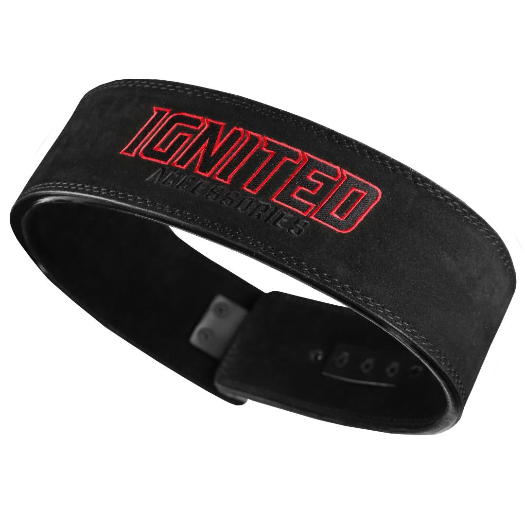 Svart treningsbelte Ignited Adjustable Lever Belt Black i lær med rød logo og justerbar spenne for styrkeløft.