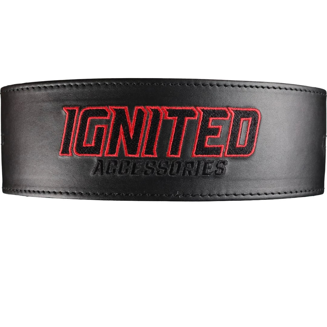 Ignited Padded Premium Lifting Belt Black, et svart treningsbelte i skinn med rød brodert logo.