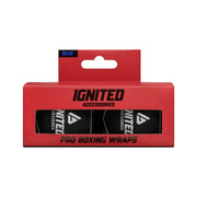 Ignited Boxing Hand Wraps Deep Blue 3.5 i en röd förpackning med fönster som visar de mörkblå handlindorna.