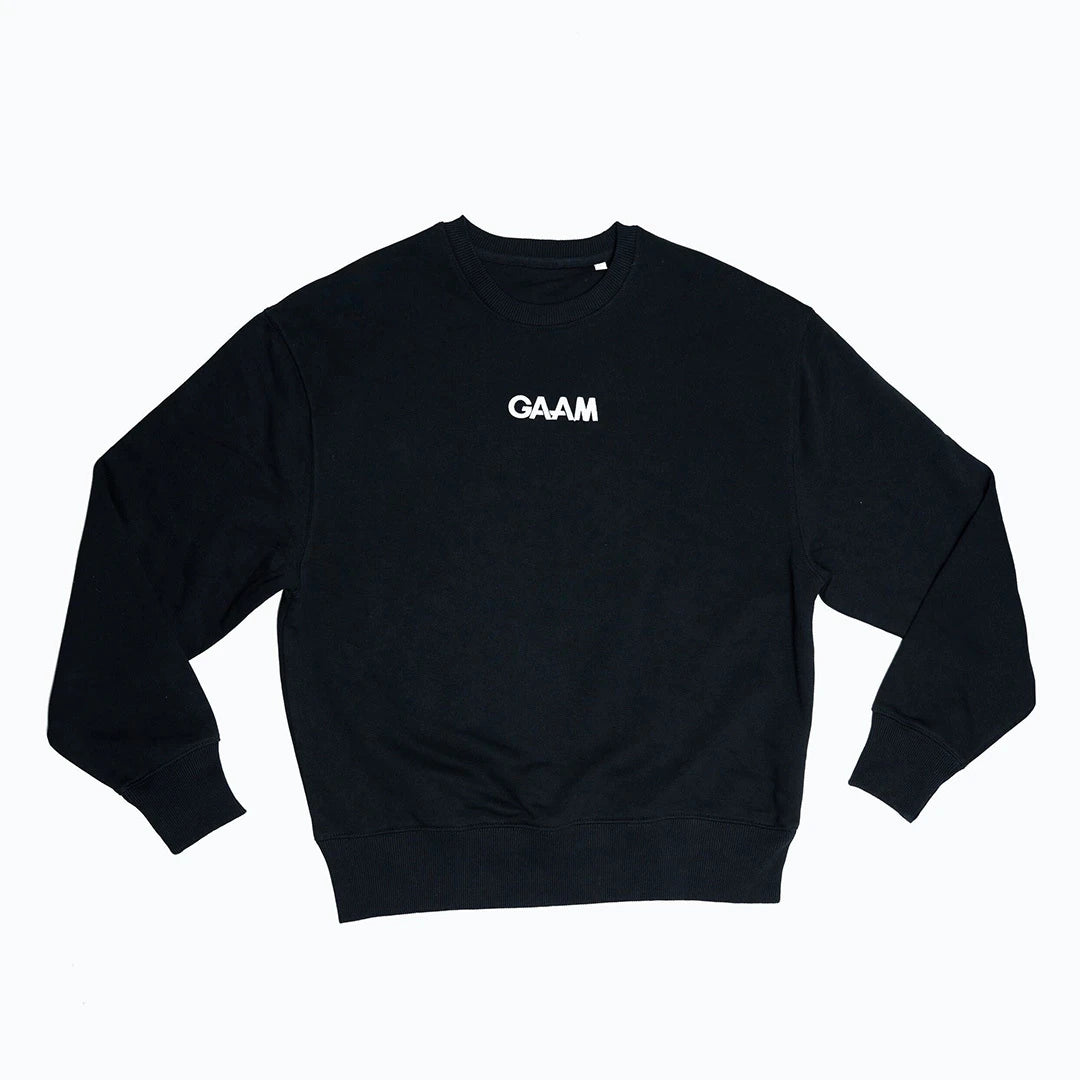 GAAM Sweatshirt Black, en stilren svart genser med hvit GAAM-logo på brystet.