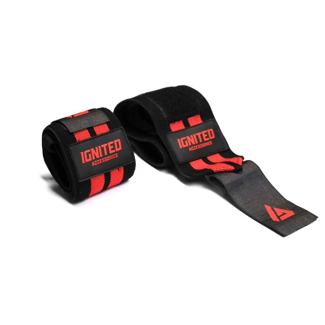 Ignited Premium Wrist Wraps 18" Black/Red, et par svarte håndleddsbind med røde striper for tung styrketrening.