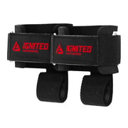 Ett par svarta Ignited Supported Lifting Straps With Dowel Black dragremmar med röda detaljer och justerbara spännen.