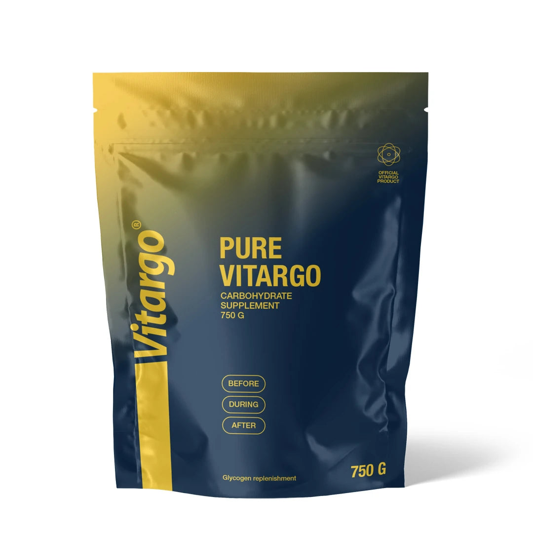 Vitargo Pure 750 g i en mørkeblå og gul pose, et smakløst karbohydratpulver for rask energi.