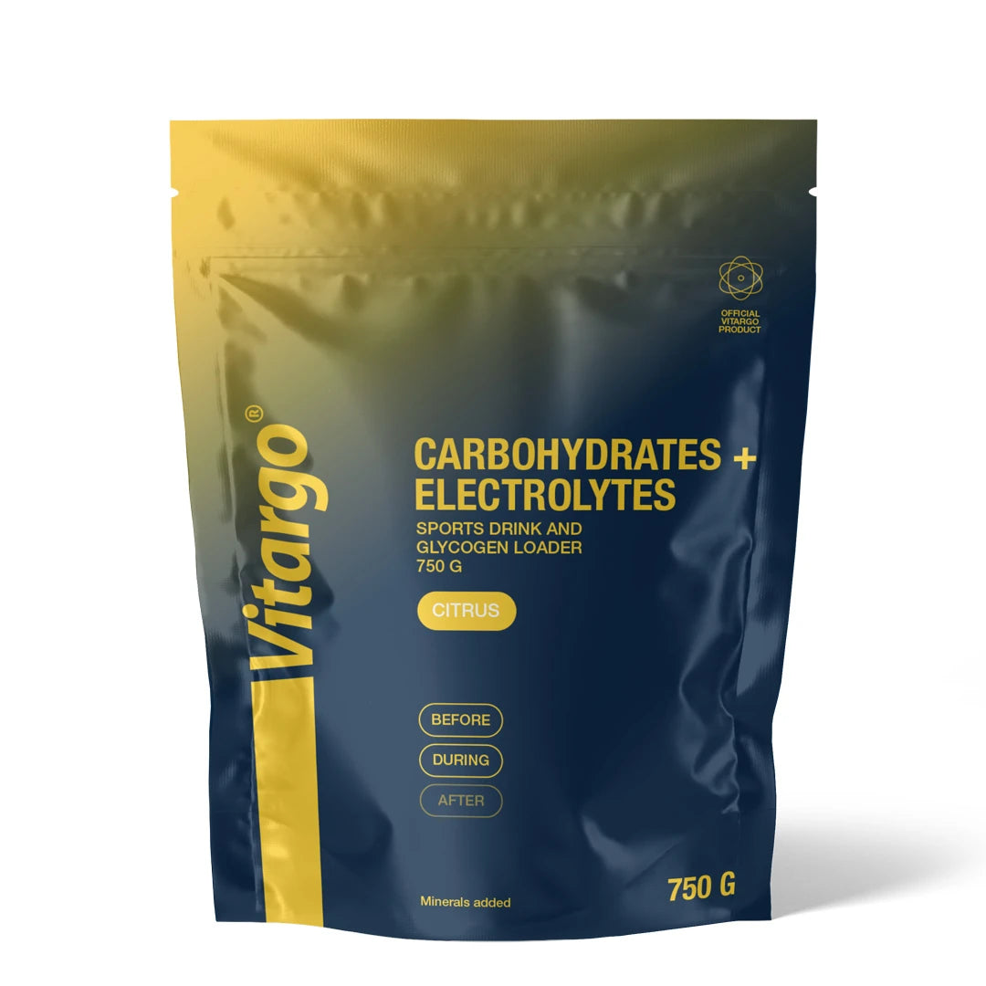 Vitargo Carb + Electrolytes 750 g sportsdrikk i pulverform, mørkeblå pose med gule detaljer og tekst for smaken Citrus.