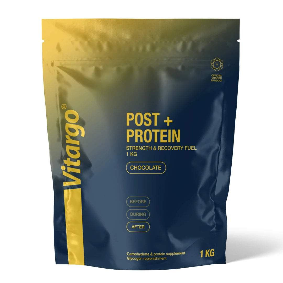 Vitargo Post Protein 1 kg restitusjonspulver i en mørkeblå pose med gule detaljer og smaken Chocolate.