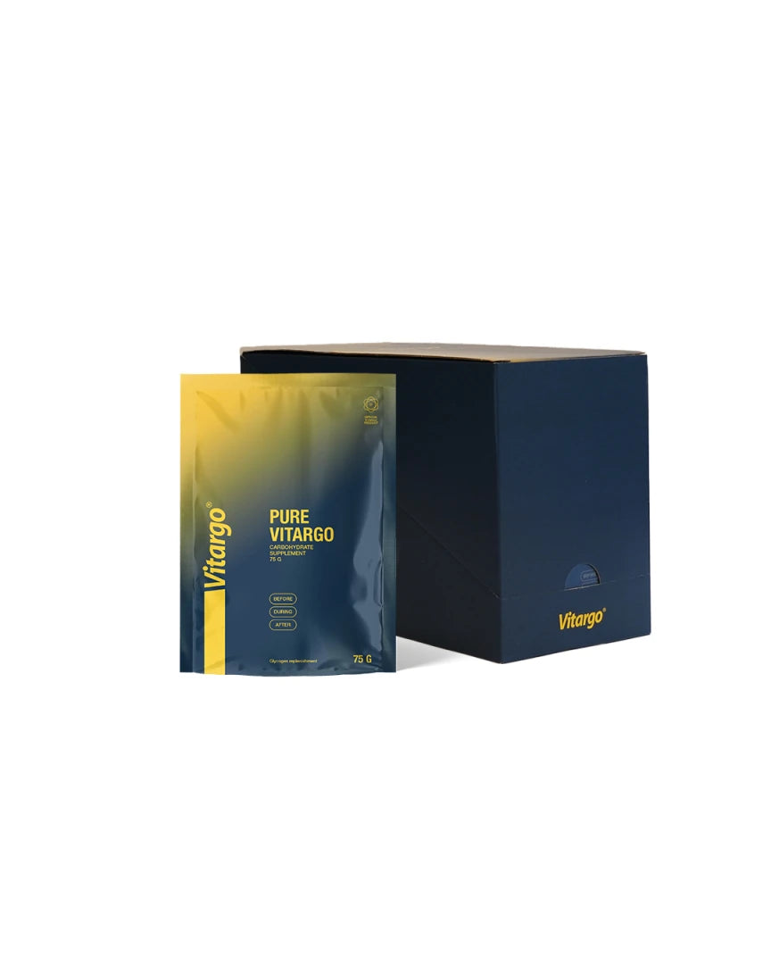 Vitargo Pure 15 x 75 g karbohydrater pakket i en mørkeblå eske med en porsjonspose foran i gult og blått.