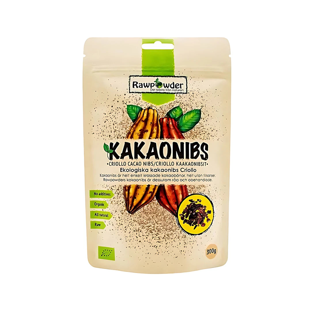 Rawpowder Kakaonibs 150 g i en lysebrun stående pose med en grønn fargeklatt og illustrasjon av kakaofrukter.