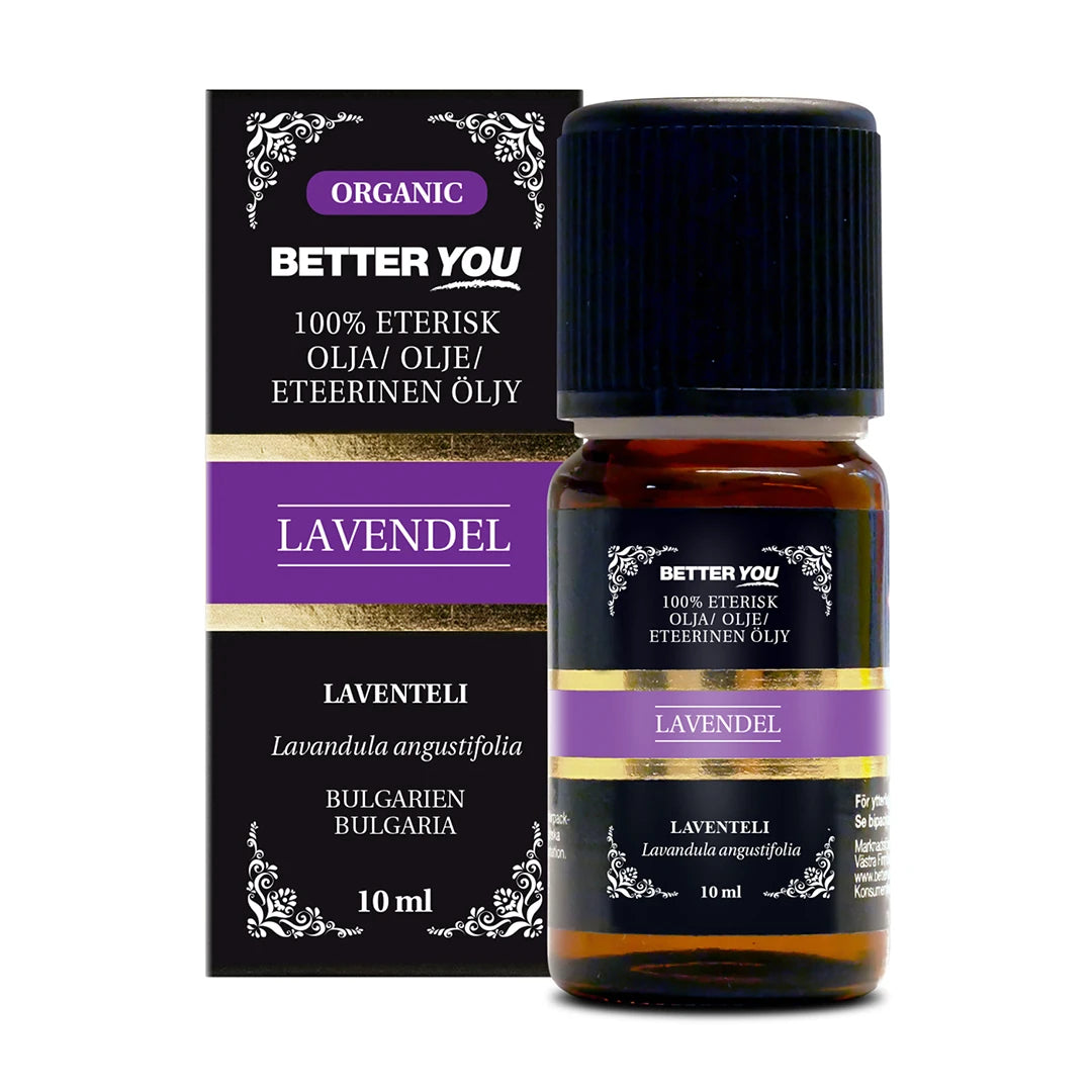 Better You Lavendelolja EKO Eterisk 10 ml i en brun glassflaske med svart lokk og tilhørende emballasje med lilla detaljer.