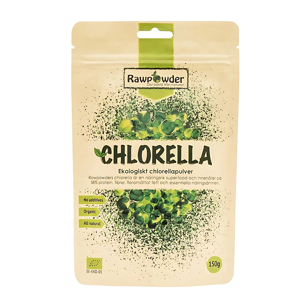 Rawpowder Chlorella pulver 150 g i en beige pose med grønne detaljer og illustrasjoner av chlorella.
