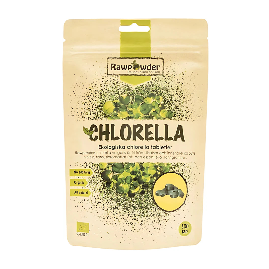 Rawpowder Chlorella 300 tabs i en beige gjenforseglbar pose med grønne grafiske detaljer av tabletter og pulver.