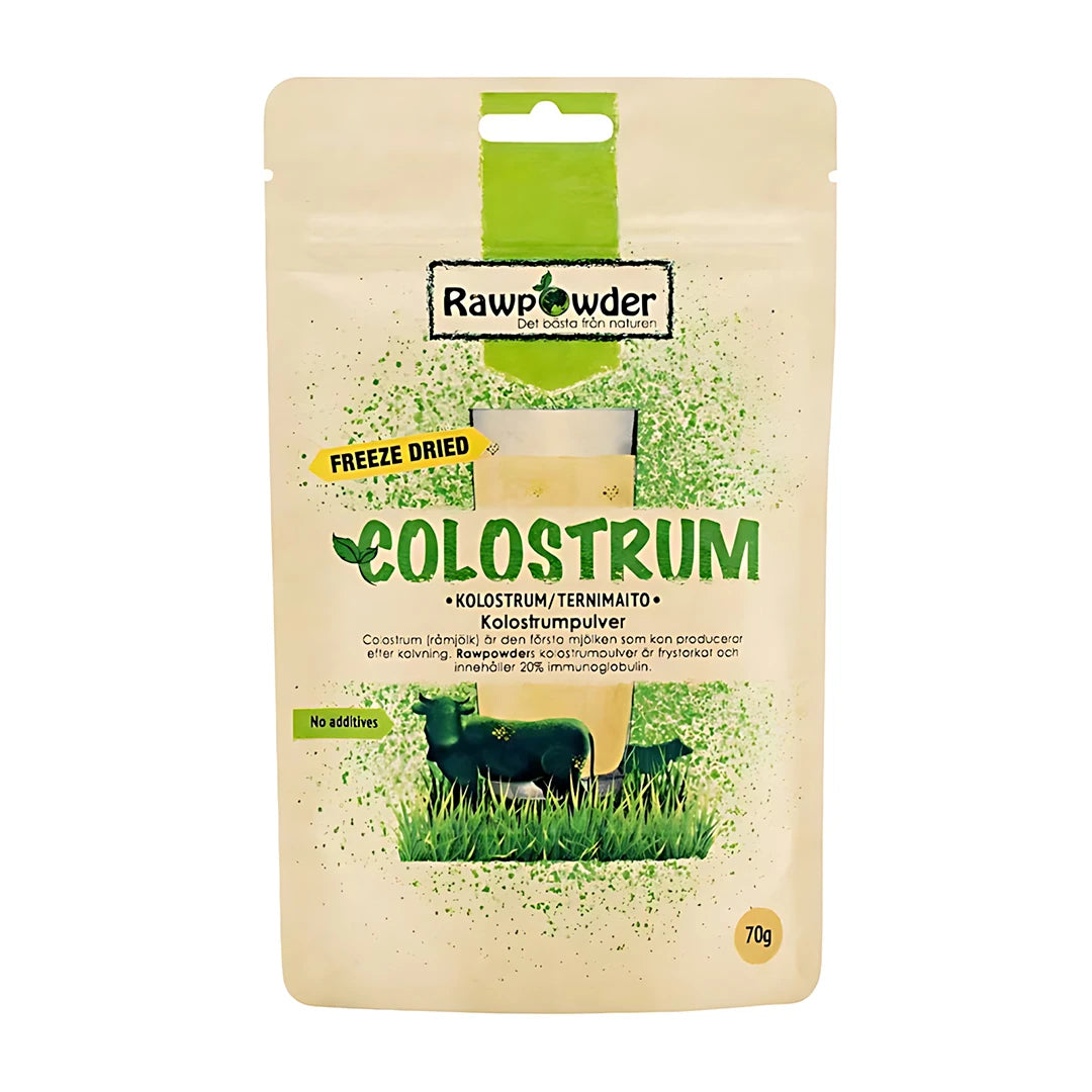 Rawpowder Colostrum 70 g i en beige gjenlukkbar pose med grønne detaljer og bilde av en ku.