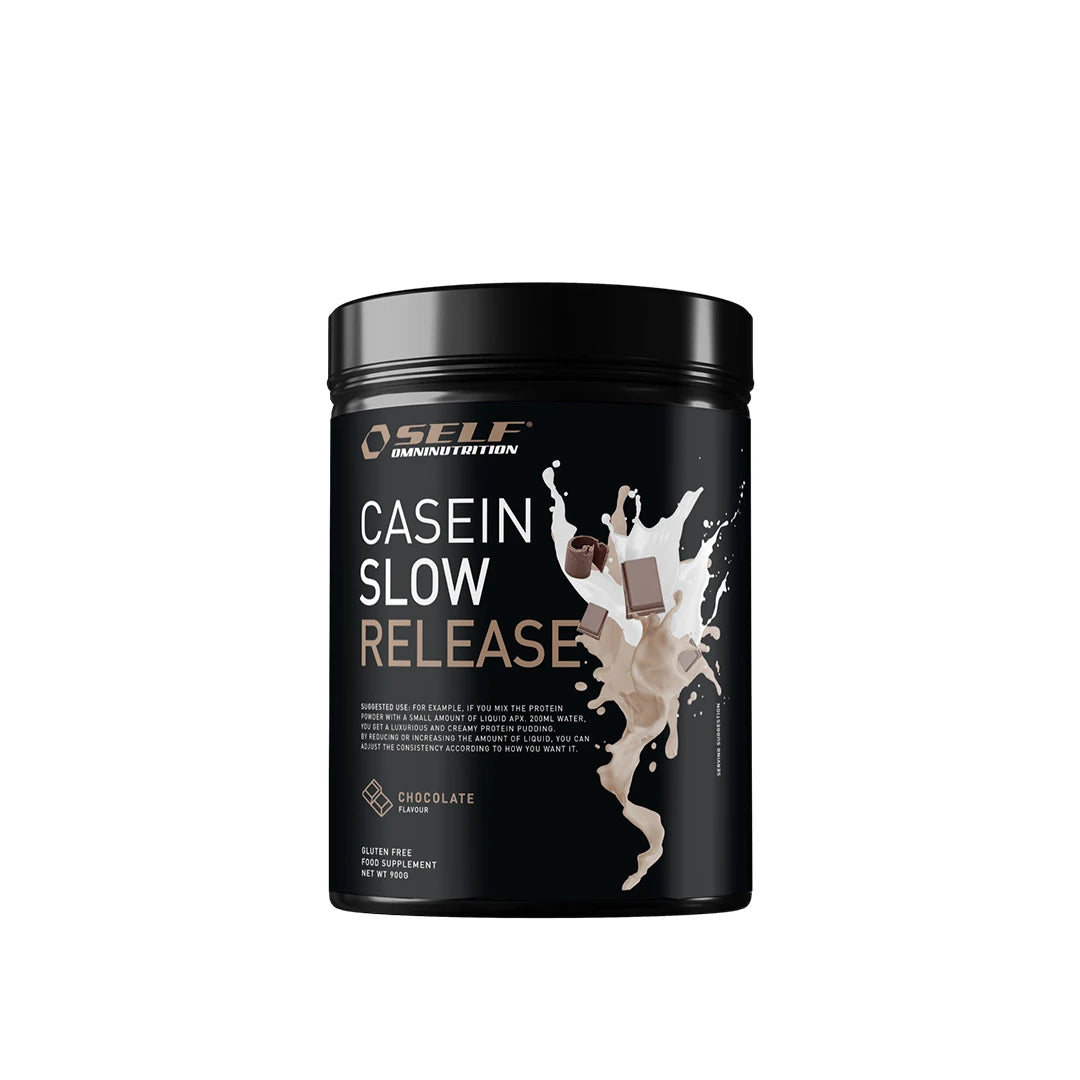 Self Omninutrition Casein 900 g kaseinprotein i en svart boks med sjokoladesprut og tekst for smaken Chocolate.