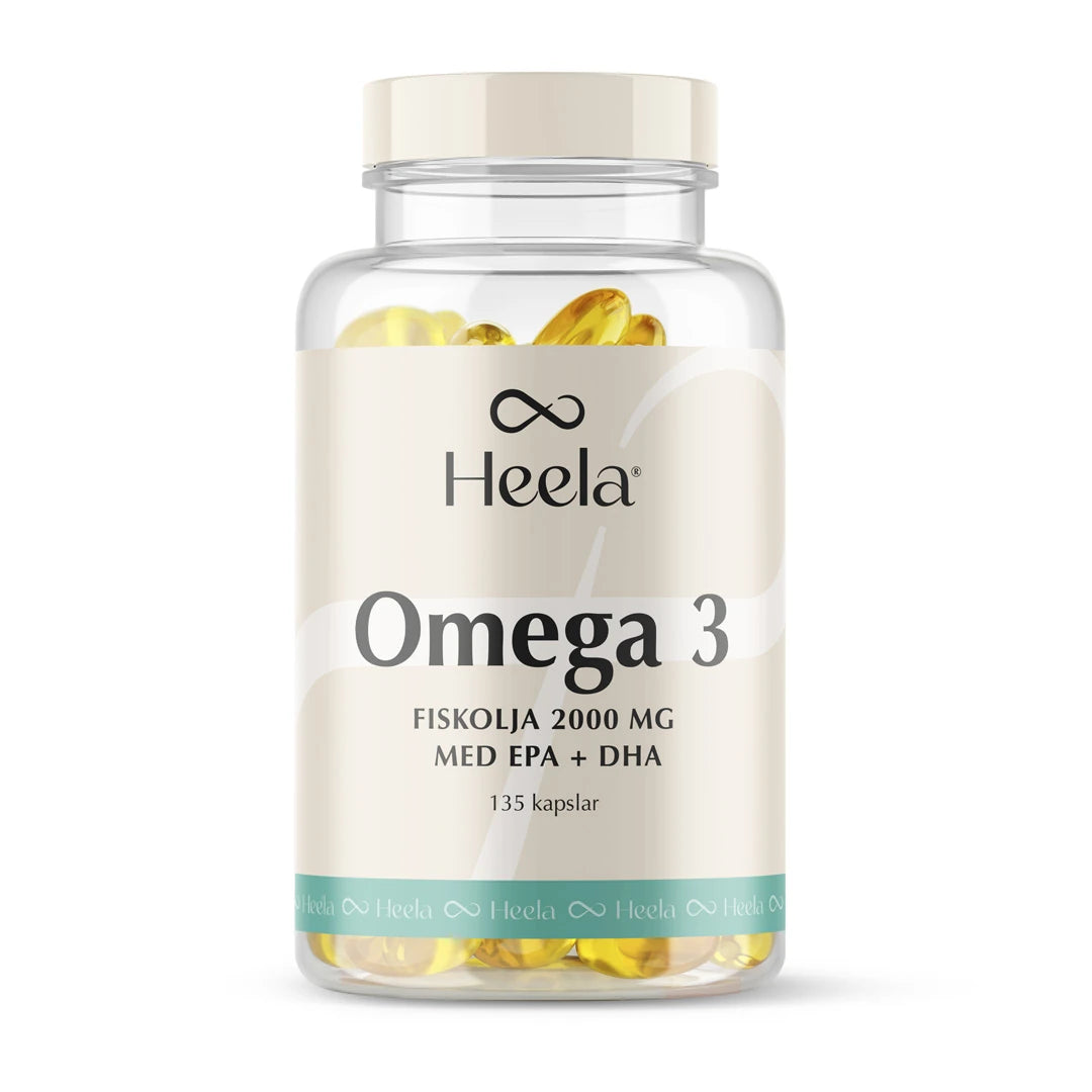 Heela Omega 3 135 caps fiskeolje i en gjennomsiktig boks med hvit og lyseblå etikett og synlige gule gelékapsler.