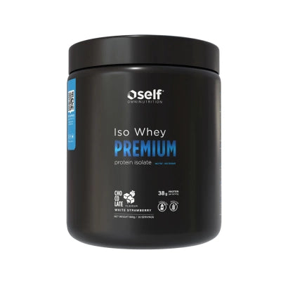 Svart boks med Self Omninutrition Iso Whey Premium 800 g proteinpulver i smaken White Chocolate Strawberry.