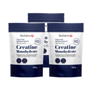 3 x BioSalma Creatine Monohydrat 500 g kreatinpulver i tre vita och mörkblå påsar.