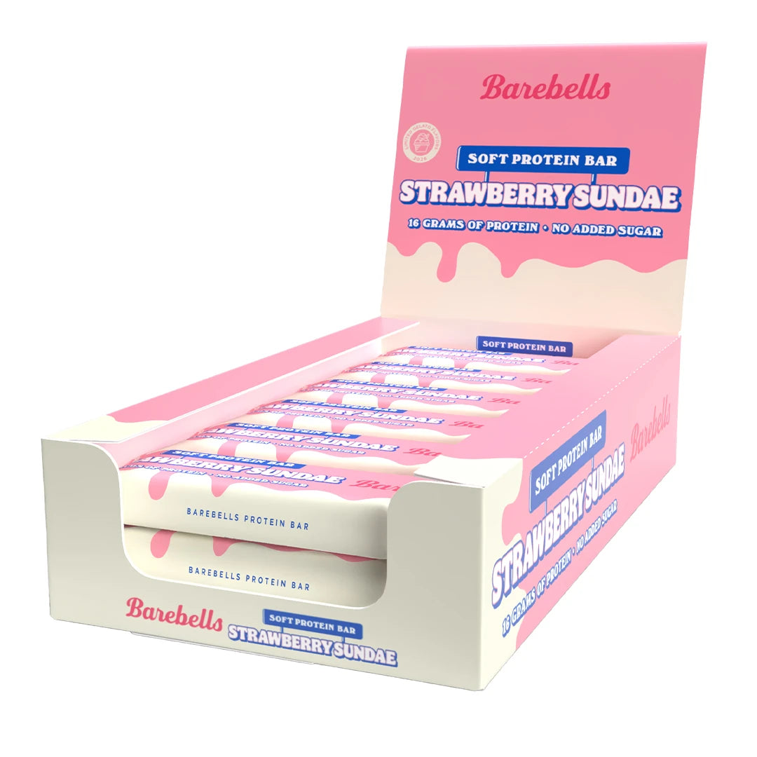 12 x Barebells Soft Bar 55 g Strawberry Sundae i en rosa og hvit eske med flere innpakkede proteinbarer.