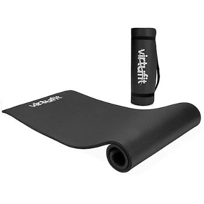 Virtufit Fitness Mat 180 x 60 cm i svart nitrilgummi, utrullet med en sammenrullet matte med skulderstropp i bakgrunnen.