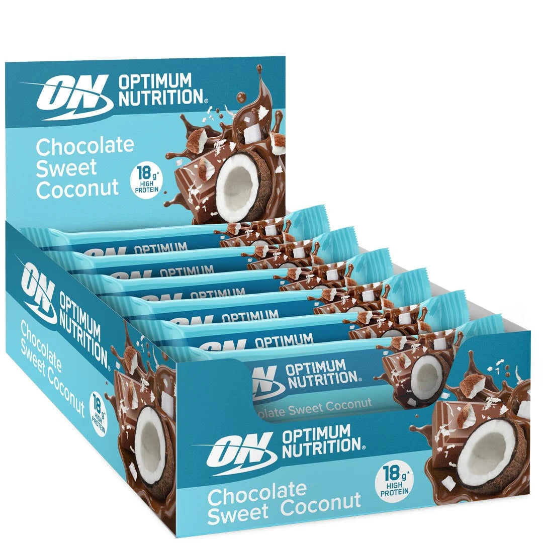 12 x Optimum Nutrition Chocolate Protein Bar 59 g Sweet Coconut i en lyseblå displayeske med sjokolade- og kokosdetaljer.