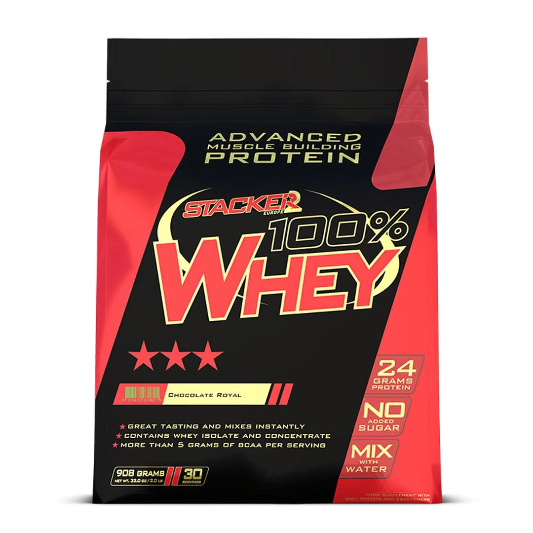 Stacker2 100% Whey 908 g proteinpulver i en rød og svart pose med smaken Chocolate Royal.
