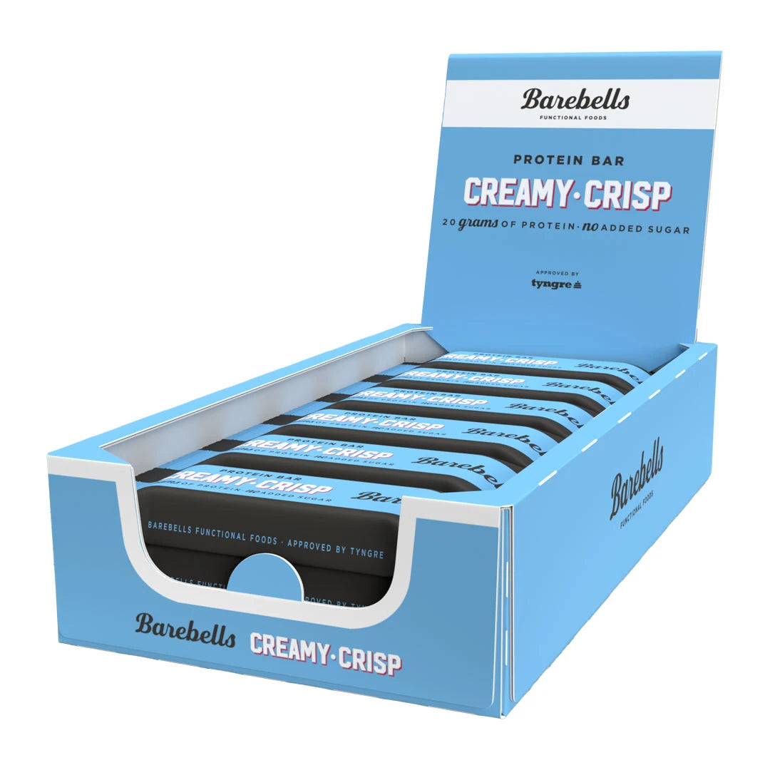 12 x Barebells Protein Bar 55 g Creamy Crisp i en lyseblå eske fylt med svarte og blå proteinbarer.