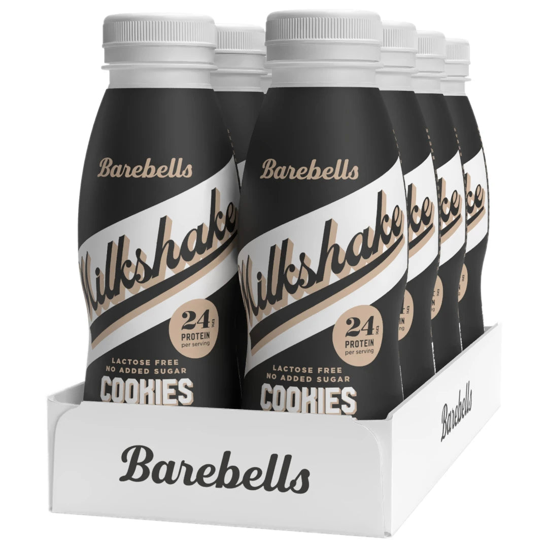 8 x Barebells Milkshake 330 ml Cookies & Cream i et hvitt brett med svarte flasker og hvite detaljer.