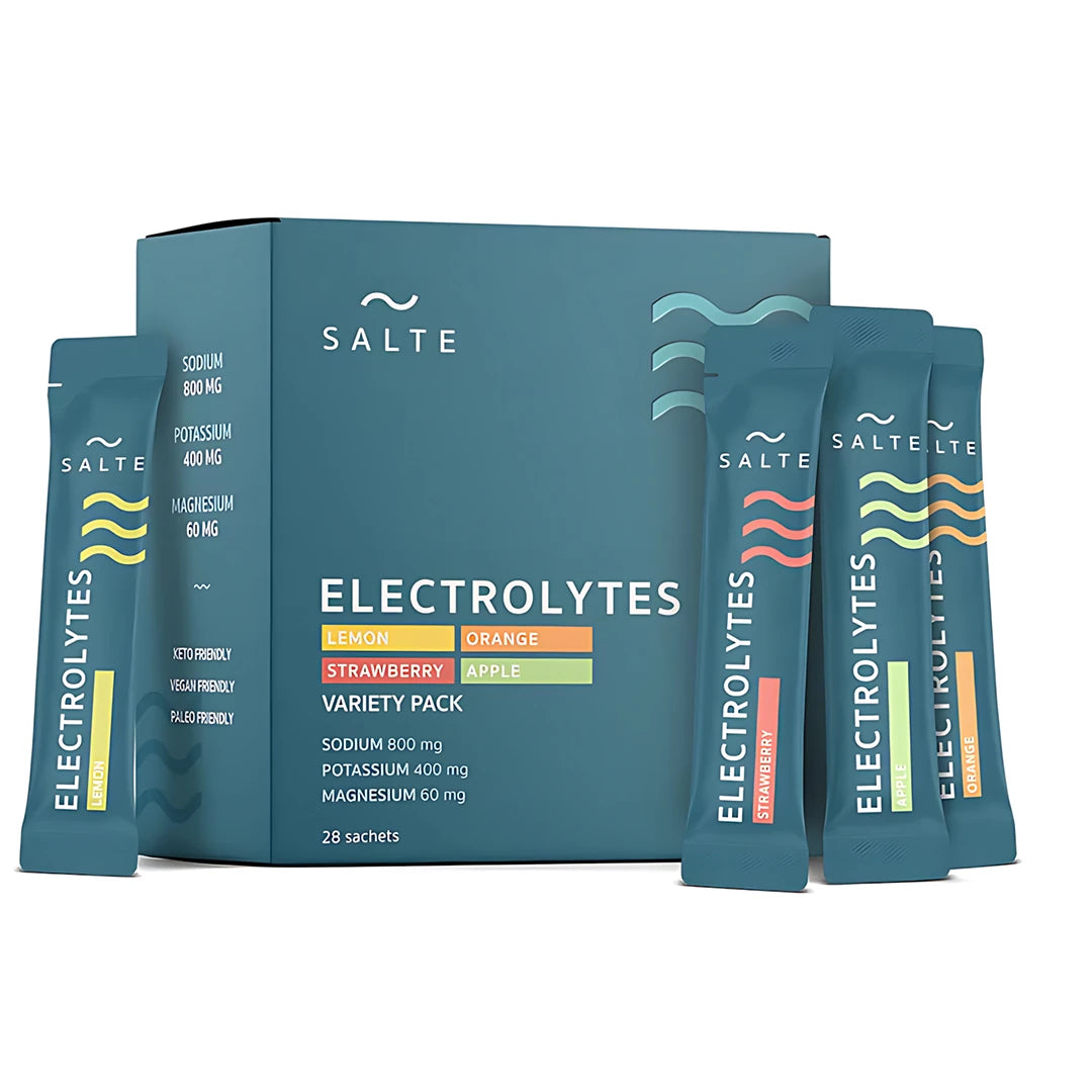 Salte Elektrolyter Variety 28-pack pakket i en blågrønn boks sammen med fire doseposer i ulike smaker.