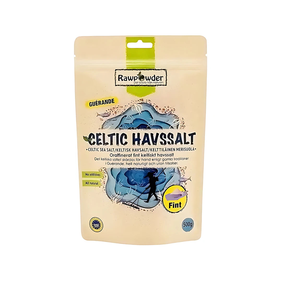 Rawpowder Celtic Havssalt Fint 500 g, pakket i en beige pose med blått havmotiv.