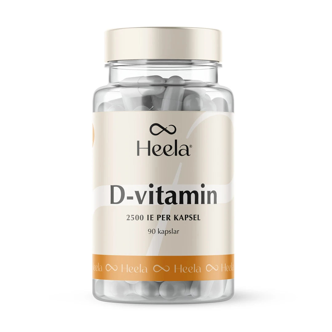 Heela D-vitamin 2500ie 90 caps i en gjennomsiktig boks med hvit kork og lys etikett med oransje detaljer.
