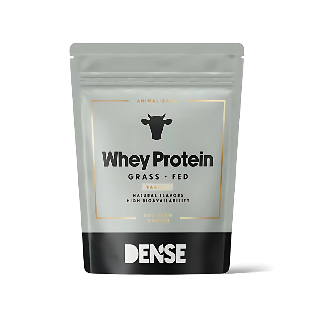 Dense myseprotein 500 g i en grå og svart pose med gulldetaljer for smaken vanilje.