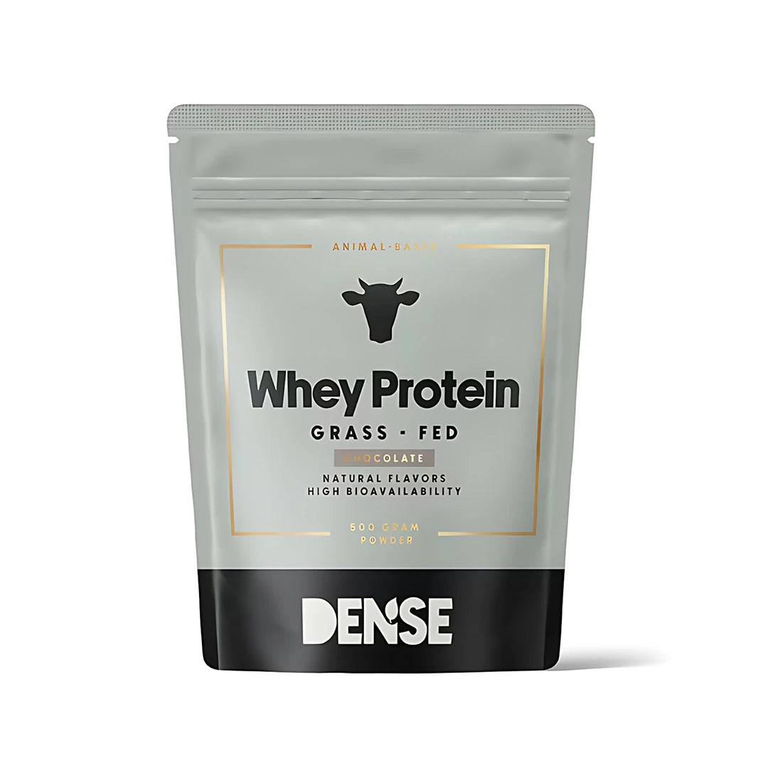 Dense Vassleprotein 500 g proteinpulver pakket i en grå pose med svarte og gullfargede detaljer.
