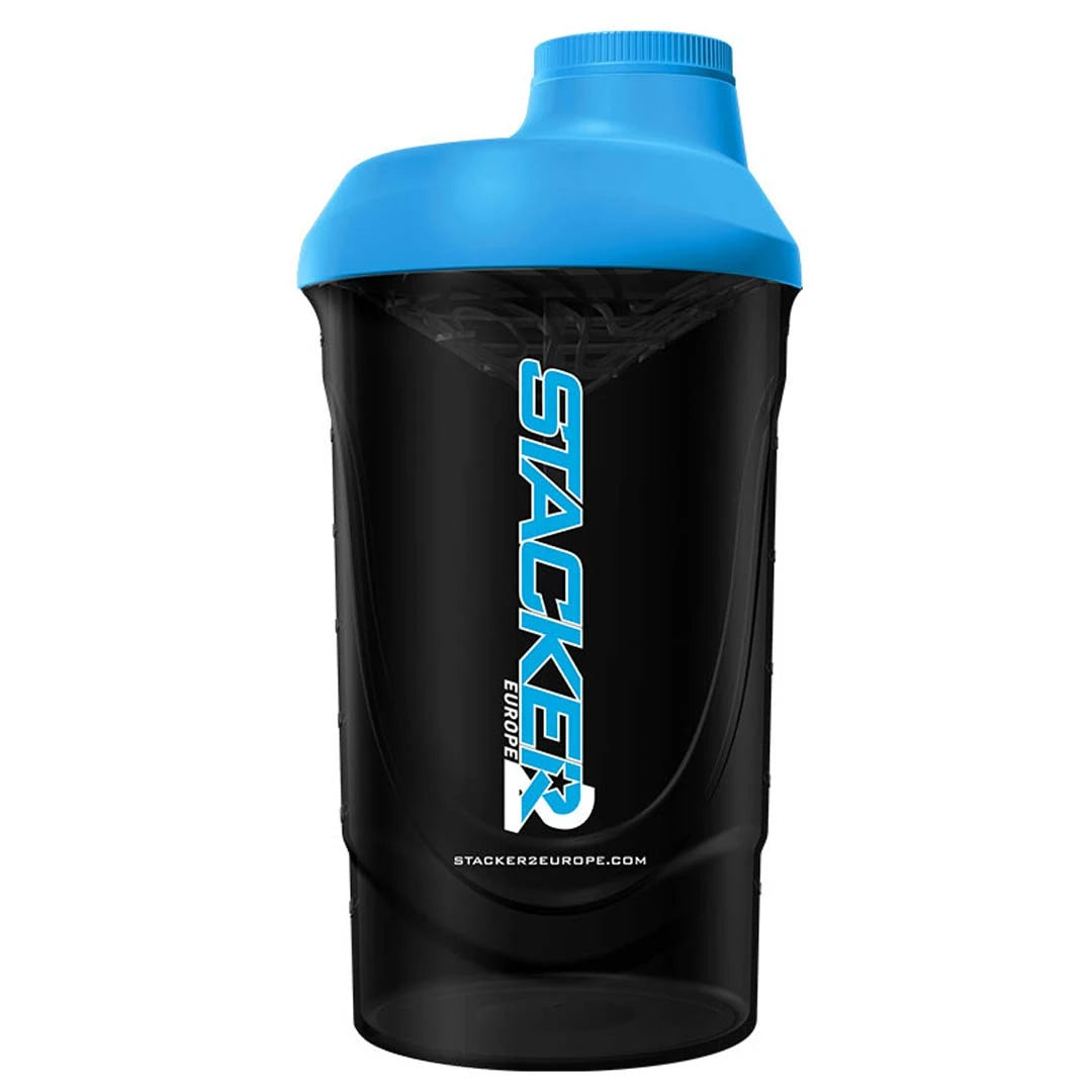 Stacker2 Europe Shaker Bottle 600 ml, en stilren svart shaker med lyseblått lokk og skrukork.