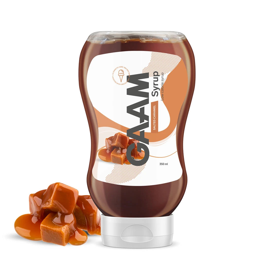 GAAM Syrup 350 ml i en gjennomsiktig plastflaske med hvit kork, vist med karamellbiter for smaken Salted Caramel.