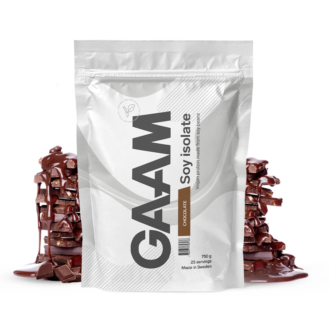 GAAM Soy Isolate 750 g vegansk proteinpulver i en hvit pose med brune detaljer for smaken Chocolate.