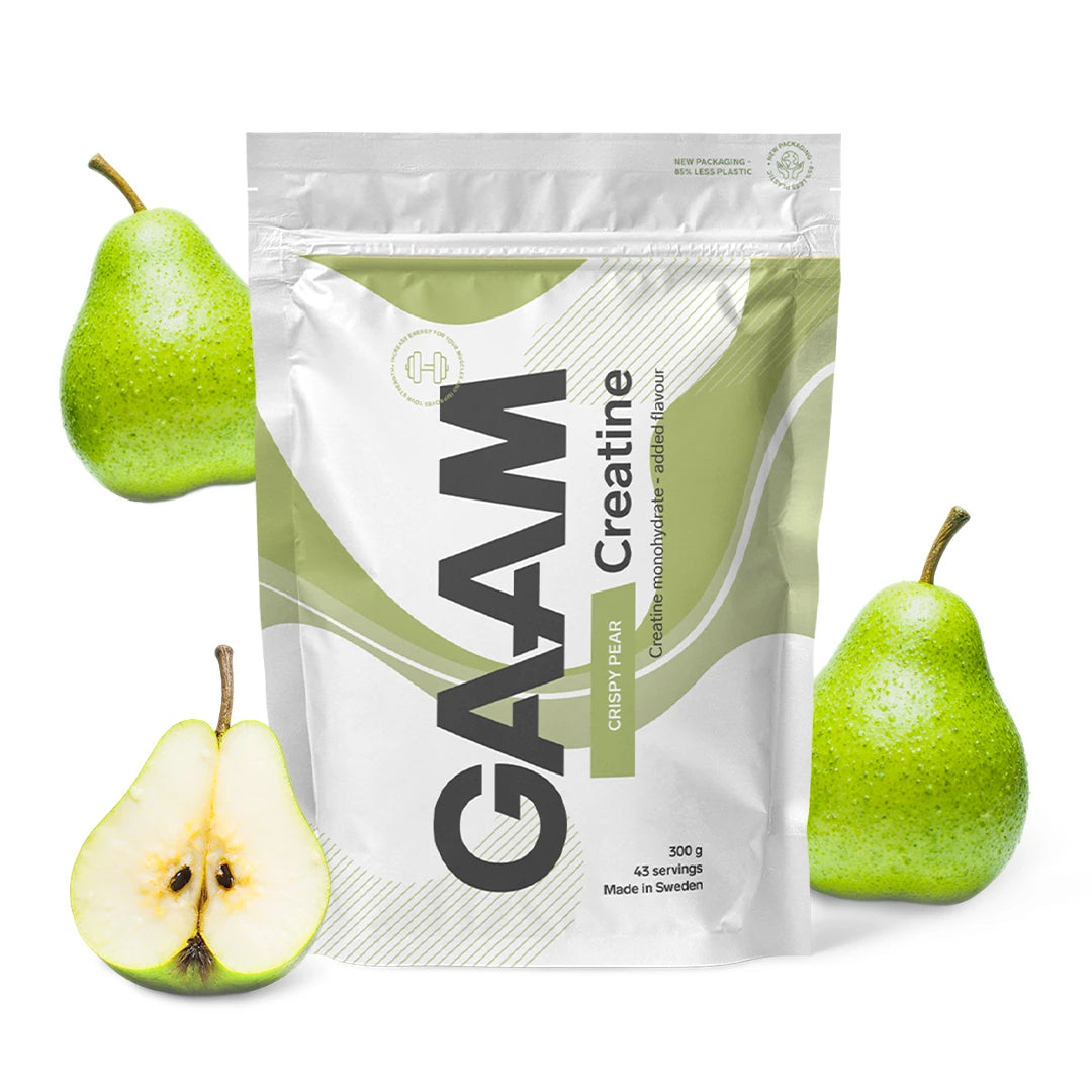 GAAM Creatine 300 g kreatinpulver i en hvit pose med lysegrønne detaljer, omgitt av pærer for smaken Crispy Pear.