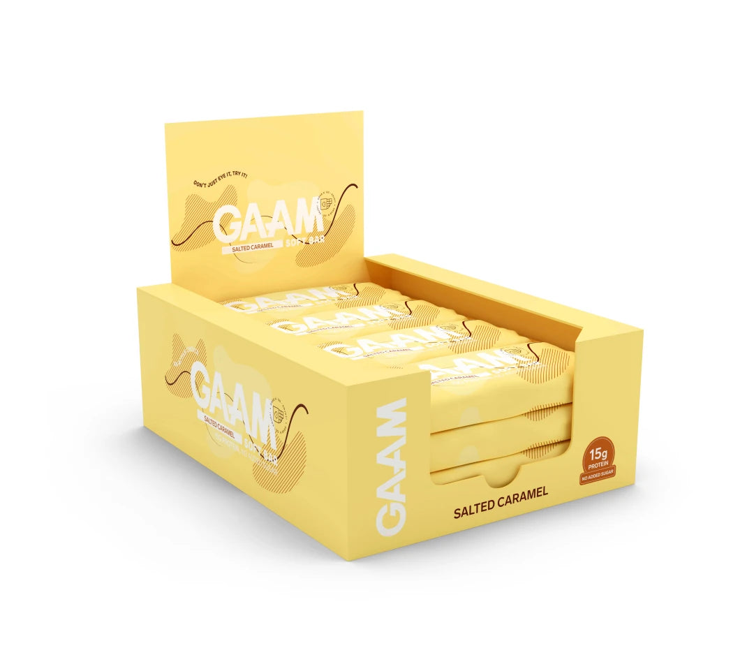 12 x GAAM Soft bar 45 g Salted Caramel i en gul displaykartong fylt med proteinbarer.