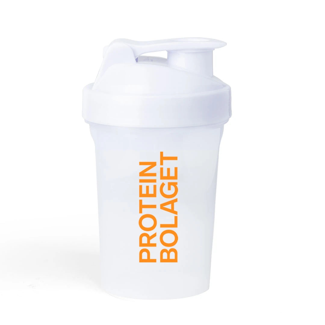 Protein Company Shaker 600 ml i hvit farge med oransje tekst, et moderne og stilrent treningstilbehør med skrukork.