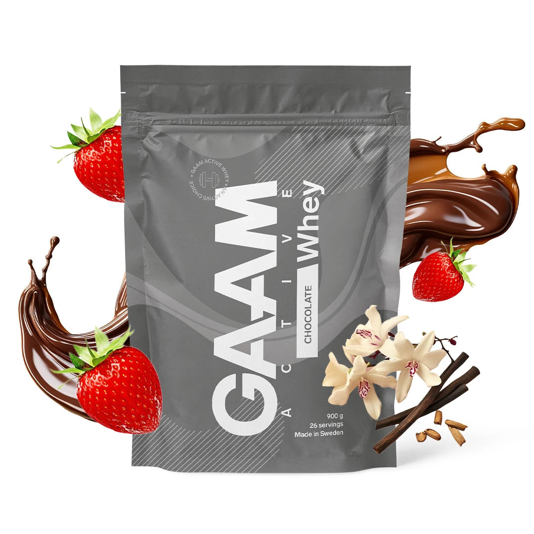 GAAM Active Whey 900 g proteinpulver i en grå pose, omgitt av sjokolade, jordbær og vaniljeblomster.