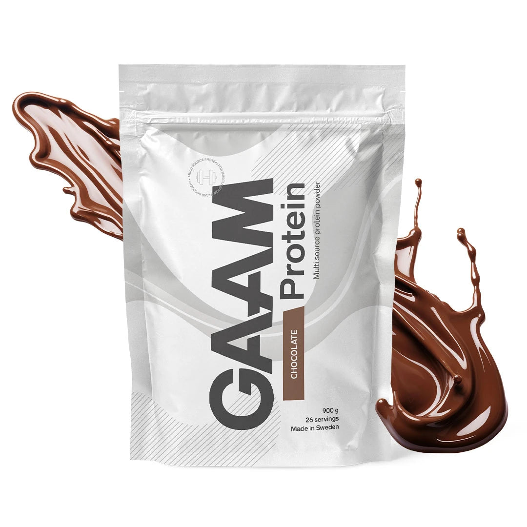 GAAM Protein 900 g proteinpulver i en hvit pose med smaken Chocolate, omgitt av en sprutende sjokoladedrikk.