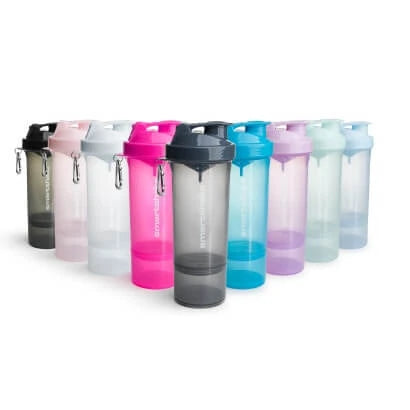 Smartshake Slim 500 ml shaker i plast, oppstilt i flere ulike livlige farger med en mørkegrå i forgrunnen.