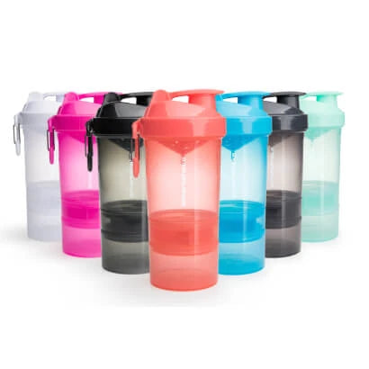 Smartshake Original2Go 600 ml shakers i flere farger, vist med oppbevaringsrom og karabinkrok.