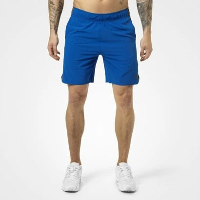 Better Bodies Brooklyn Shorts Strong Blue, blå treningsshorts for herre i vevd polyester på en mannlig modell.
