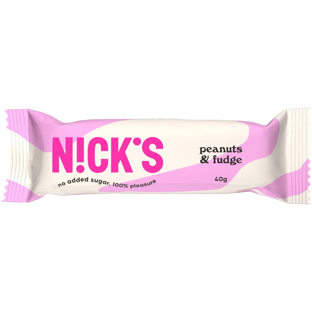 Nicks Peanuts & fudge 40 g sjokoladebar i en hvit forpakning med rosa detaljer.
