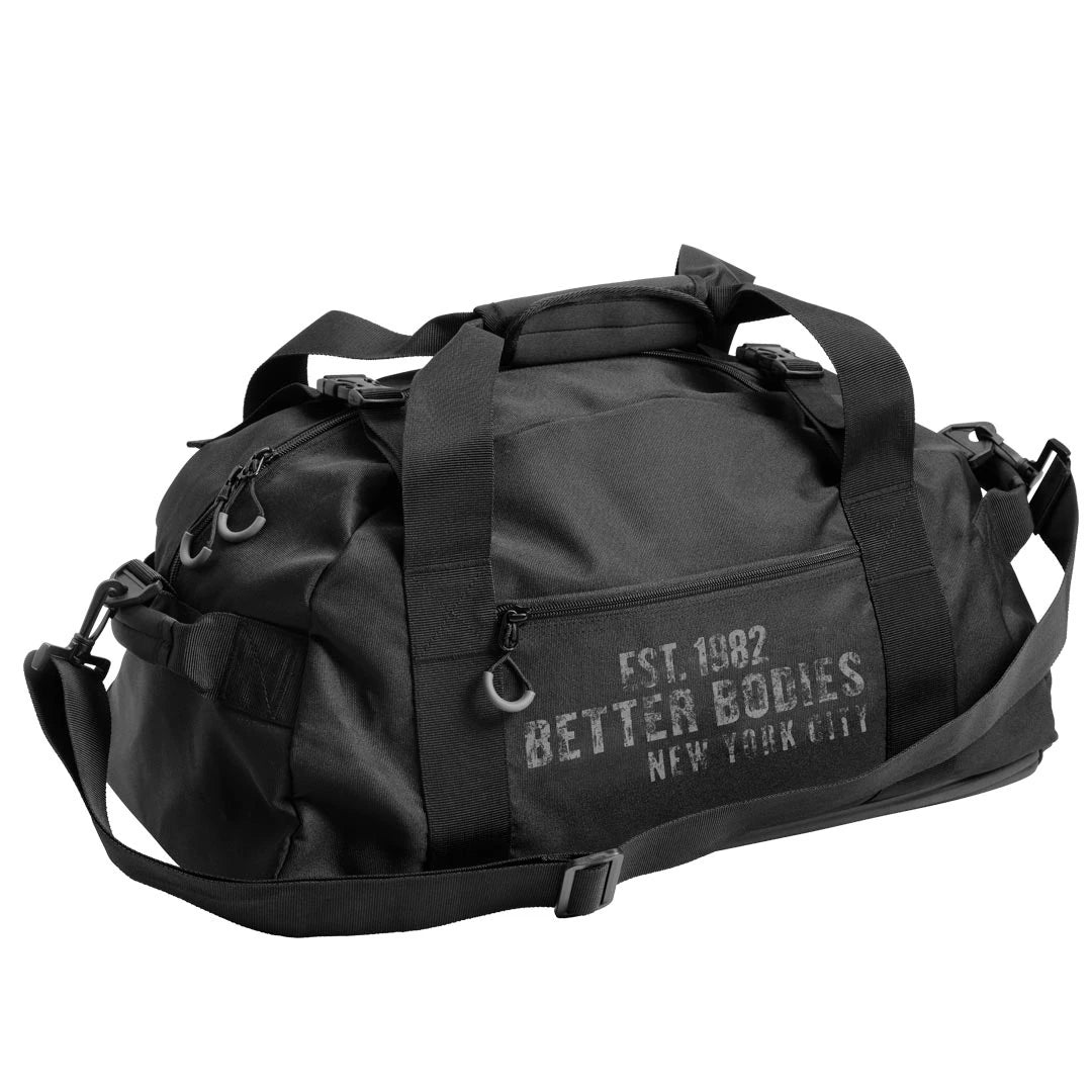 Better Bodies BB Gym Bag Black, en praktisk og romslig svart treningsbag i slitesterk polyester med trykt logo.