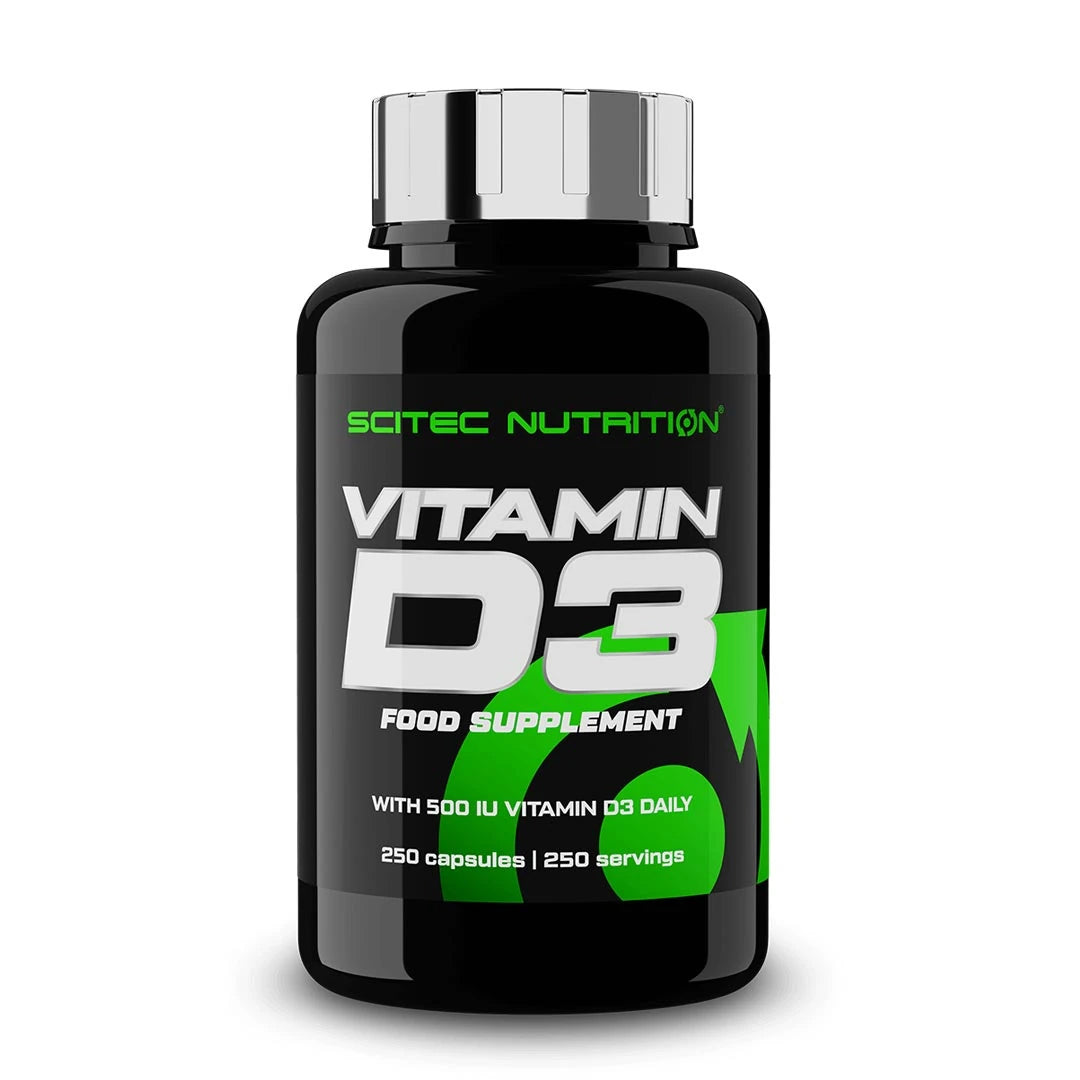 Scitec Nutrition Vitamin D3 250 caps kosttilskudd i en svart boks med sølvfarget lokk og grønn tekst.